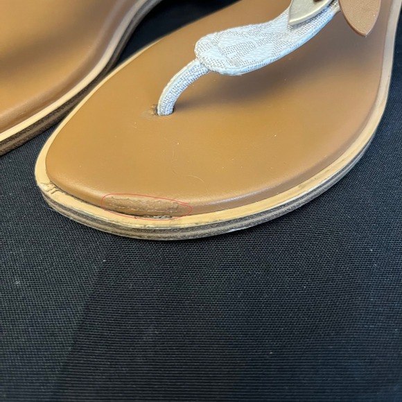 Michael Kors Heidi Sandals Thong Flower‎ Logo Print Flat Tan Beige Size 5.5M - Picture 6 of 9